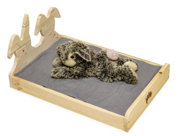 Kaninchenbett mit grauer Decke in natur