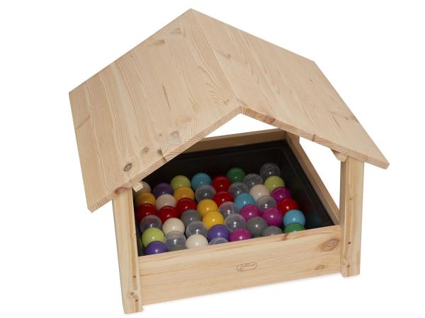 Sandkasten mit Bällen